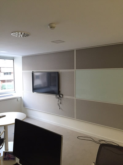 Mejora la acústica de un recinto.